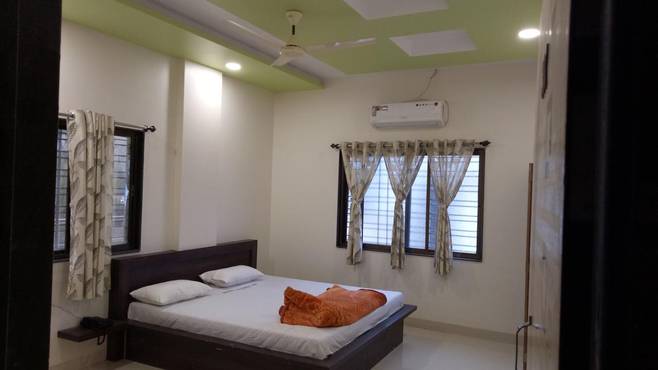 Hotel Radhika Inn 特里姆巴克 外观 照片