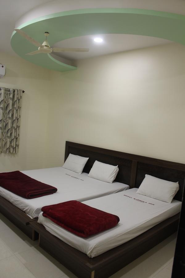 Hotel Radhika Inn 特里姆巴克 外观 照片