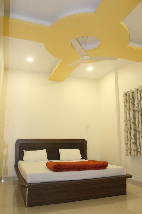 Hotel Radhika Inn 特里姆巴克 外观 照片