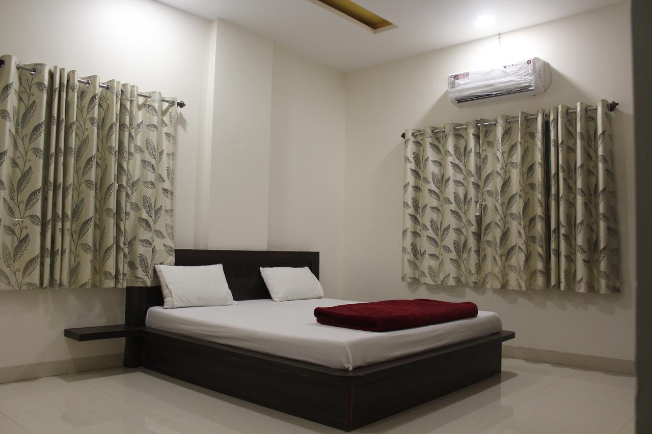 Hotel Radhika Inn 特里姆巴克 外观 照片
