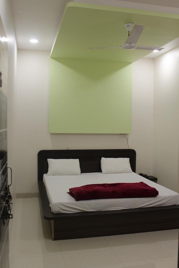 Hotel Radhika Inn 特里姆巴克 外观 照片