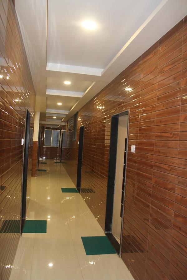 Hotel Radhika Inn 特里姆巴克 外观 照片
