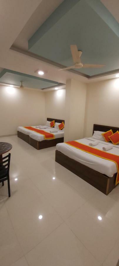 Hotel Radhika Inn 特里姆巴克 外观 照片
