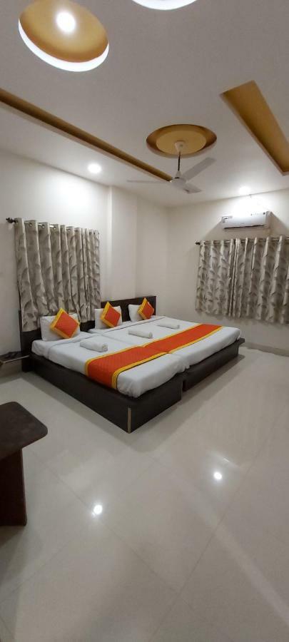 Hotel Radhika Inn 特里姆巴克 外观 照片