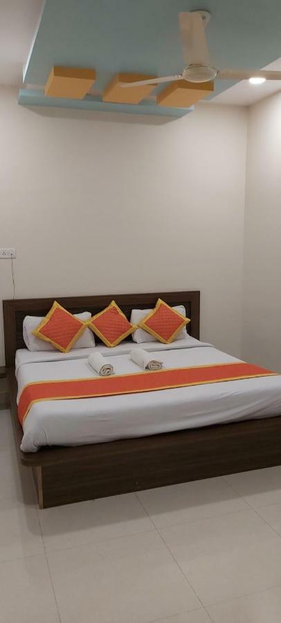 Hotel Radhika Inn 特里姆巴克 外观 照片