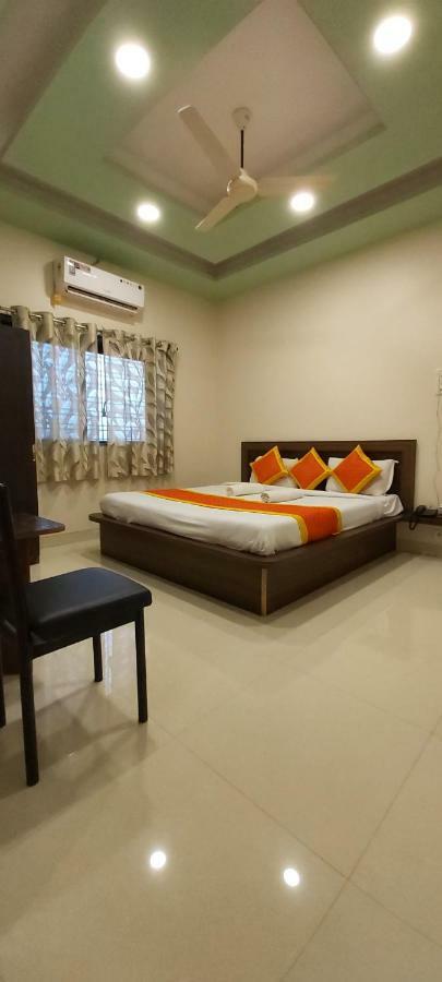 Hotel Radhika Inn 特里姆巴克 外观 照片