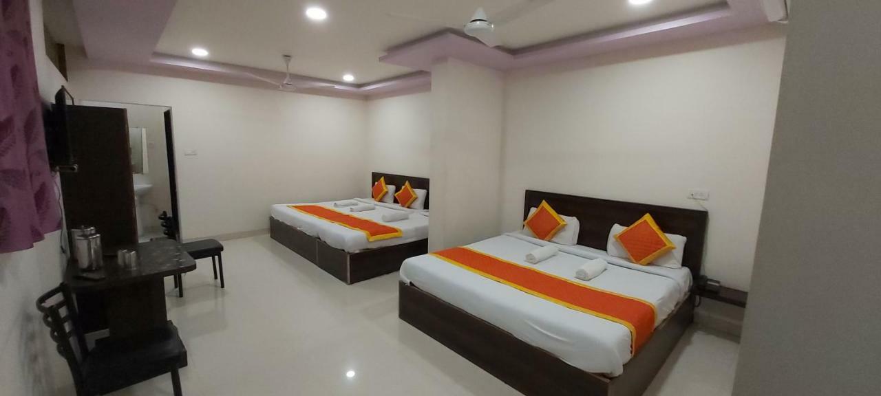 Hotel Radhika Inn 特里姆巴克 外观 照片