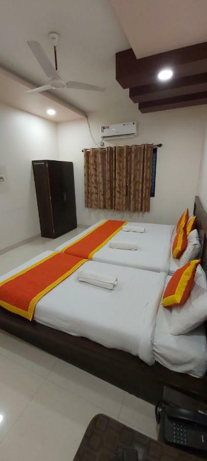 Hotel Radhika Inn 特里姆巴克 外观 照片