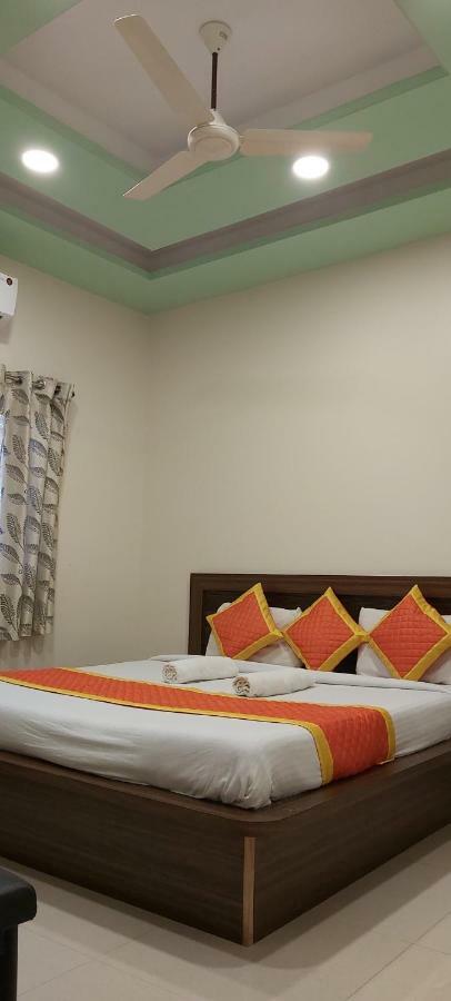 Hotel Radhika Inn 特里姆巴克 外观 照片