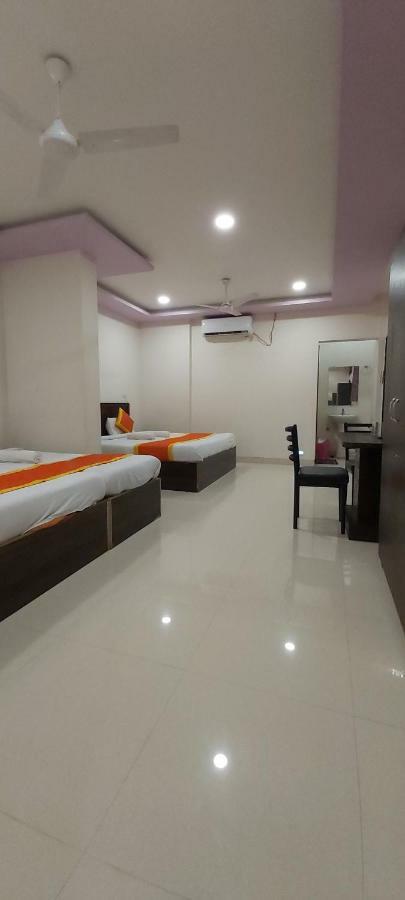 Hotel Radhika Inn 特里姆巴克 外观 照片